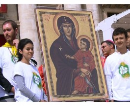 Atrévanse a ser felices, pide el Papa a los jóvenes del mundo y recuerda a Juan Pablo II