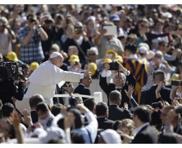 Hombre y mujer son de la misma sustancia y complementarios, el Papa en la catequesis